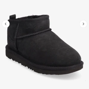 Svarta boots i mocka - Säljer mina låga uggs, köpta förra vintern. Fint skick. Tvättar såklart innan jag skickar!🩷🩷