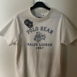 Ralph Lauren t-shirt - Säljer min Ralph Lauren t-shirt då den inte passar. Skicket är så perfekt det kan vara men det finns inga lappar på. Köpt för ca 1400 kr. Vid funderingar är det bara att fråga. 