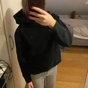 Säljer en svart hoodie från Ralph Lauren i bra skick. Den har en klassisk design med en liten röd logga på bröstet och en stor ficka fram. Perfekt för höst och vinter, supermysig och varm! 🖤