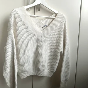 Vit stickad tröja - Vit stickad tröja, skönt material och använd några gånger men inga defekter🤍