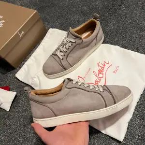 Nu säljer vi dessa sjukt snygga skorna från louboutin. Skorna är äkta såklart och all og ingår. Storlek 42, skick 7,5/10 små defekter. Vid minsta fråga eller fundering är det bara att kontakta oss!!