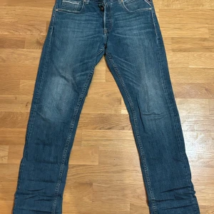 Blå jeans från Replay - Säljer ett par snygga blå jeans från Replay i bra skick.  W30/L30 . De har en klassisk femficksdesign och är perfekta för både vardag och fest. Jeansen har en normal passform och är tillverkade i slitstarkt denim. Perfekta för höst och vår!