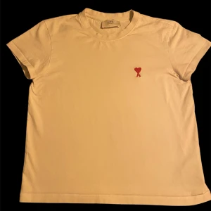 Ami Paris T-shirt  - Riktigt snygg Ami Paris T-shirt | Storlek Xs |Nypris 1399 vårt pris 549 | Vid snabb affär kan priset sänkas, skriv vid minsta fundering🙌🏽