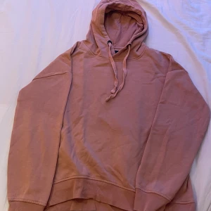 Brunrosa hoodie från Lager 157 - En brunrosa hoodie från Lager 157. Den är något urtvättad och därför lite nopprig men jag tycker inte att det är något som stör. Väldigt mysig nu till höst och vinter!🍂
