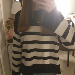 Svart och vit randig tröja från Gina Tricot - Säljer skit snygg svart och vit randig tröja från Gina Tricot. Typ aldrig använd då armarna är lite korta. Skriv för fler bilder/frågor❤️❤️ Nypris:200