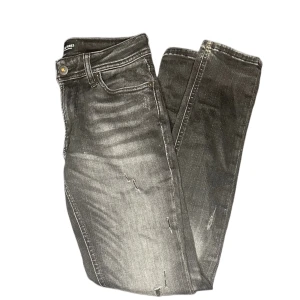 Slim fit jeans - Ett par slimmade jeans från jack&jones modell “skinny fit Liam” i ett fint skick. W28 L30  