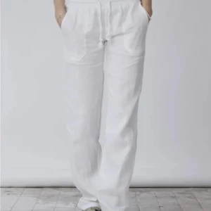 Vita linnebyxor - Säljer ett par vita linnebyxor i mycket bra skick. De har en loose passform och är perfekta för sommaren. Byxorna har en bekväm dragsko i midjan och är gjorda av ett lätt och luftigt material. Perfekta för en avslappnad och stilren look!