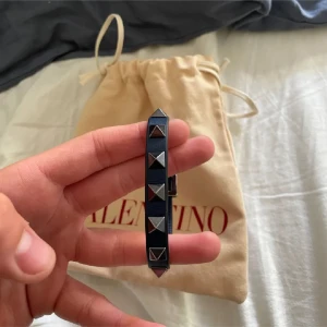   Valentino armband  - Säljer mitt Valentino armband, skick 9/10 knappt använt, sjukt snyggt!