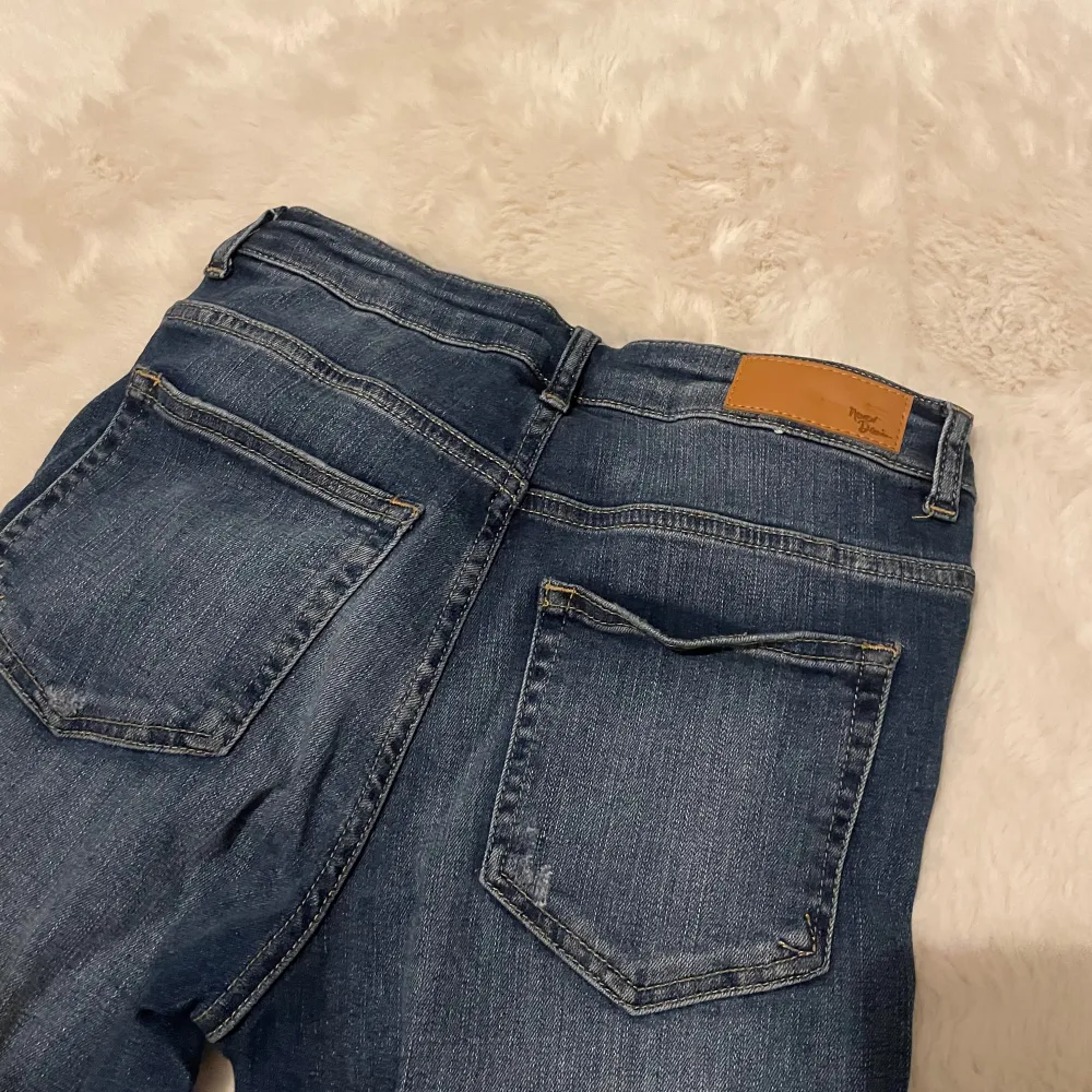 Säljer ett par snygga blå bootcut jeans i bra skick. De har en cool slitningseffekt och är perfekta för en avslappnad stil.                       Midjemått:31cm.   Innerbenslängd : 83cm.    Passar bra till sneakers eller klackar. Perfekta för både vardag och fest! . Jeans & Byxor.