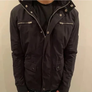 Field jacket - Säljer en stilren svart field jacket Storlek S/M. Pris går att diskutera, skriv vid minsta fundering🙌 