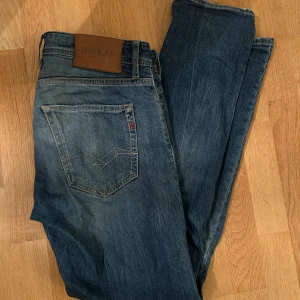 Blå jeans från Replay - Säljer ett par snygga blå jeans från Replay i modellen Grover. De har en straight fit och är i mycket bra skick. Perfekta för vardagsbruk med klassisk design och bekväm passform. Passar till det mesta i garderoben!