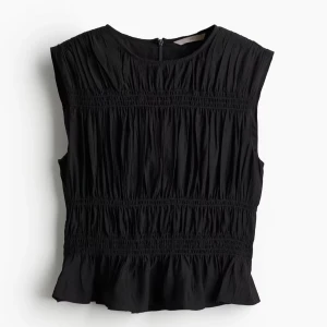 Svart ärmlös blus - Snygg svart ärmlös blus med smockdetaljer. Säljer då jag ej använder💖