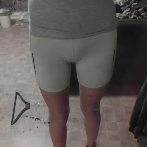 Grå träningsshorts - Säljer ett par grå träningsshorts i tight passform. Perfekta för gymmet eller löprundan. De är bekväma och stretchiga, vilket ger bra rörelsefrihet. Shortsen har en enkel design utan mönster och är i mycket bra skick.