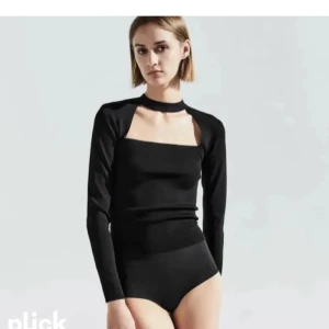 Fest topp Zara  - Använd fåtal gånger, har en defekt fram till som kan skickas vid intresse💕