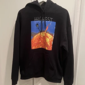 Cactus Jack Highest in the room hoodie - Säljer en Cactus Jack Highest in the room hoodie. Den har en stor ficka fram och justerbar huva. Perfekt för en avslappnad stil eller att bära på konserter. Grymt skön och i bra skick!