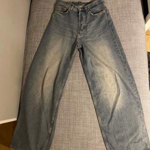 Säljer ett par Weekday Astro Loose Baggy Jeans i blå denim. Använda 1 gång så dem är helt i nysskick. De har en avslappnad passform med breda ben och en klassisk femficksdesign. Perfekta för en casual look och superbekväma att bära. Passar både till vardags och chillhäng. Hör av dig vid intresse! 