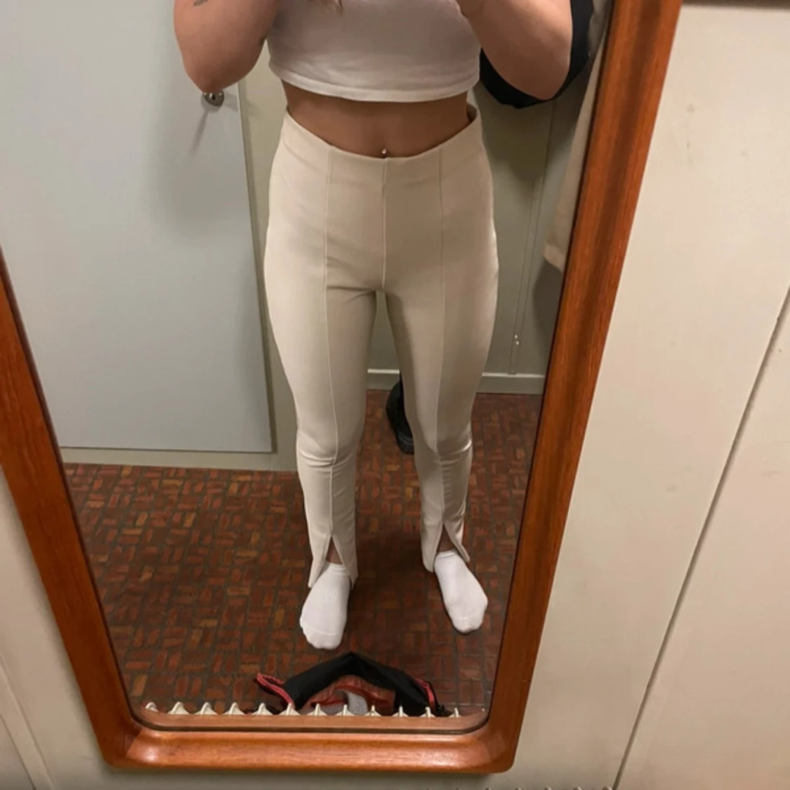 Beige byxor med slits