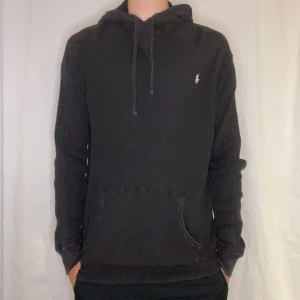 Ralph Lauren Hoodie  - Stickad RL hoodie i size L, passar bra på mig som är ca 185. Gottskick. Vid frågor är det bara att höra av sig ! Allt gott 🙌