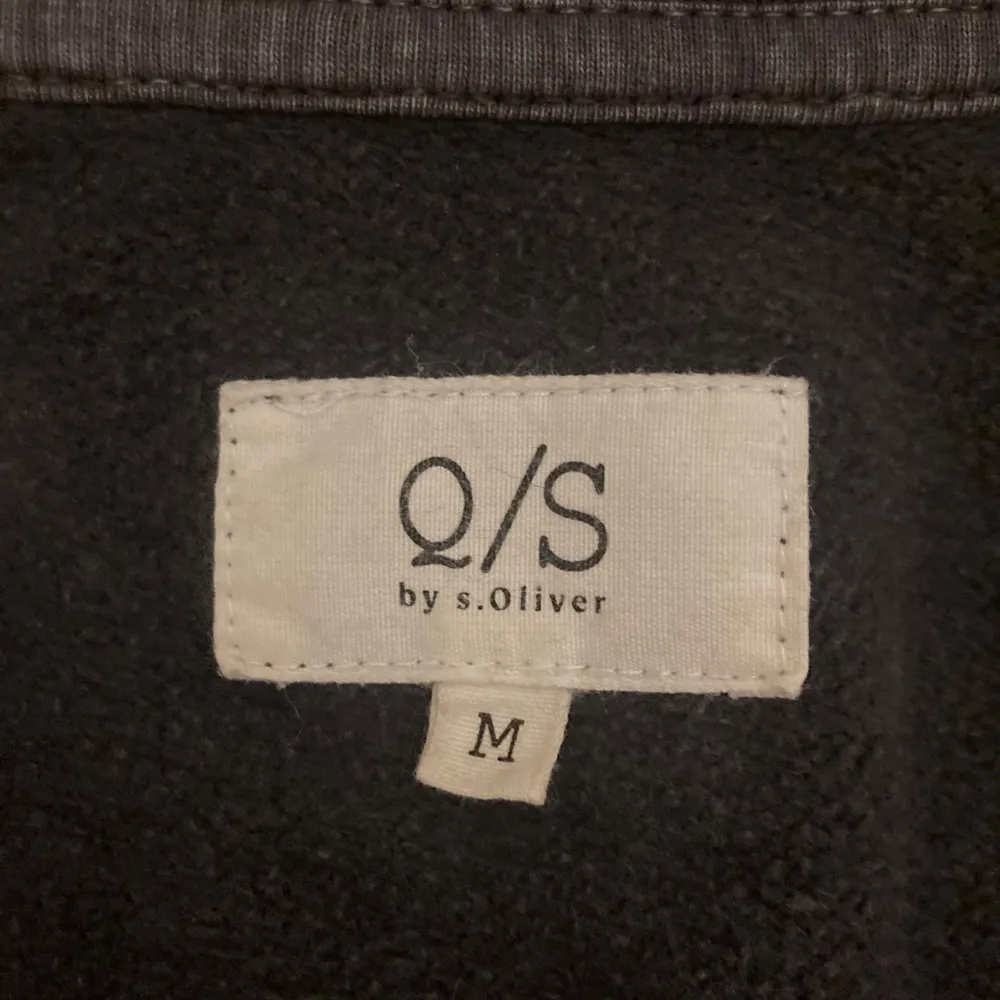 Half zip från QS by s.Oliver i storlek medium. Bra skick. Bara att skriva vid eventuella frågor. Pris kan diskuteras vid smidig affär!. Tröjor & Koftor.