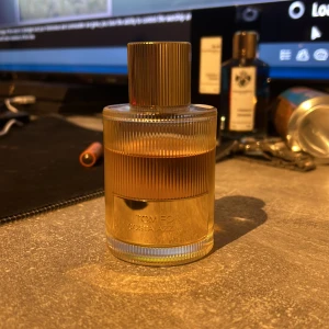 Tom Ford Costa Azzurra Eau de Parfum - Säljer en elegant Tom Ford Costa Azzurra Eau de Parfum, 100 ml. Flaskan har en lyxig design med guldfärgad kork och ribbad glasstruktur. Perfekt för den som vill ha en sofistikerad doftupplevelse. Kommer med originalförpackning. Passar både vardag och fest! Pris är prutat och klart.