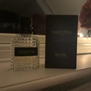 Säljer en lyxig parfym från Valentino, 'Uomo Born in Roma Yellow Dream'. Flaskan är elegant med ett mönster av små nitar och en svart kork. Doften är modern och stilren, perfekt för speciella tillfällen. Kommer i originalförpackning. Passa på att köpa denna exklusiva doft!