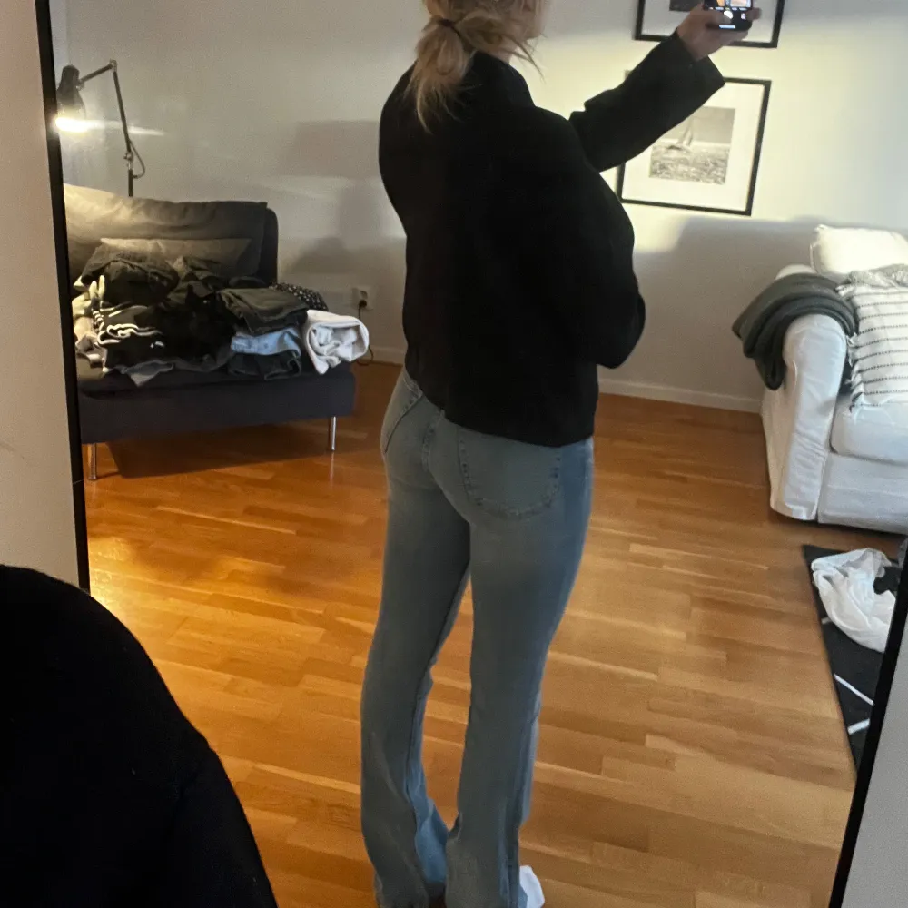 Bootcut jeans i ljusblå tvätt från zara🫶 långa i benen(som referens är jag 171 vm lång)  och sitter bra 🤗dom är använda ca 2 gånger! köparen står för frakten ❤️. Jeans & Byxor.