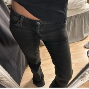 Svart/gråa jeans - Säljer ett par svart/gråa jeans i bra skick. De har en klassisk design med knapp och dragkedja framtill. Perfekta för både vardag och fest! 🖤