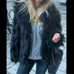 Svart pälsjacka - Säljer en supercool svart pälsjacka som är perfekt för att hålla sig varm och snygg under kyliga dagar. Jackan har en fluffig och lyxig känsla, med långa ärmar och en avslappnad passform. Perfekt för både vardag och fest! 🖤