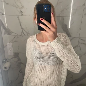 Vit stickad tröja från Soul River - Säljer en superfin vit stickad tröja från Soul River i storlek M. Den är perfekt för både vår och höst med sin luftiga stickning och långa ärmar. Tröjan har en avslappnad passform och är riktigt skön att ha på sig. Perfekt för lager-på-lager-stil! 🧶✨