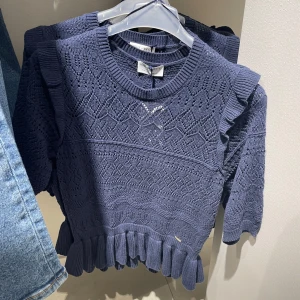 Mörkblå stickad tröja med volangdetaljer - Snygg mörkblå stickad tröja med volangdetaljer. Skriv för mer info 🩷