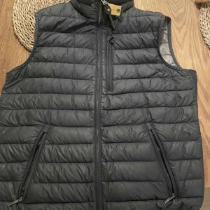  Parajumpers Väst - Säljer denna feta parajumpers väst! | Nysskick | Varmt och superlätt material, extremt bekväm | Inga defekter | Pris 999 | Storlek M | Bara höra av sig vid frågor 🙌|