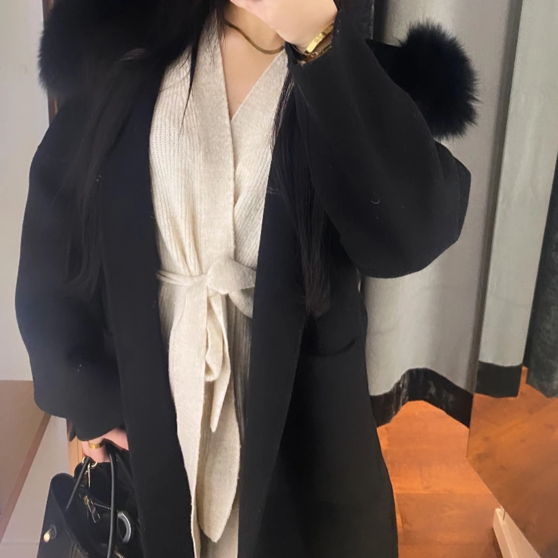 Svart kappa med pälsdetaljer - 90