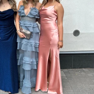 Rosa balklänning  - Säljer min balklänning, den är uppsydd så kan skicka exakta mått om det önskas🩷 endast använt en gång!!