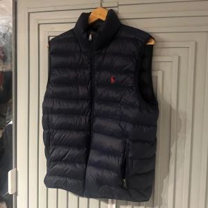 RalphLauren Väst - Dunväst från Ralph Lauren i storleken S. Passar mig hyfsat bra som bär M. Kom dm om du har frågor! 