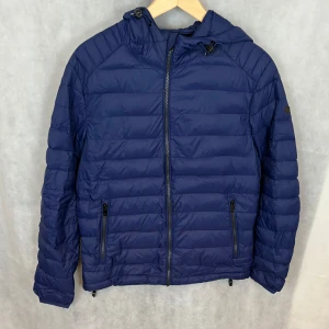 Massimo dutti jacka  - Fint skick! Modellen är 185, passar S