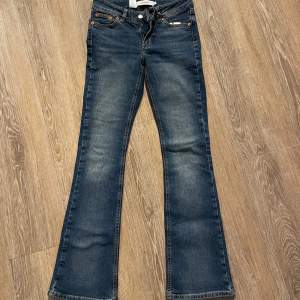 Säljer ett par helt oanvända snygga lågmidjade bootcut jeans från junkyard. Säljer dessa pga att jag tycker de är något korta på mig som är 172. Byxorna är i storlek Xs och har alla prislappar kvar. Köparen står för frakten