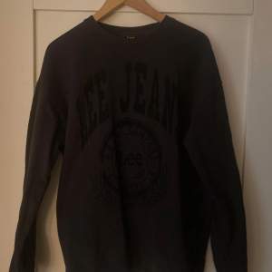 Säljer en svart sweatshirt från Lee Jeans i bra skick. Loose fit, storlek S