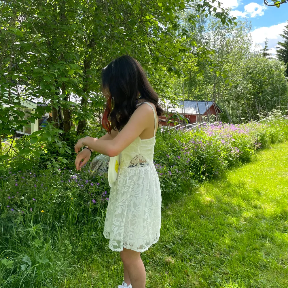 Säljer en superfin vit spetsklänning i kort modell, perfekt för sommarens alla fester och studentfiranden. Använd 1 gång och inga defekter!. Mekot.