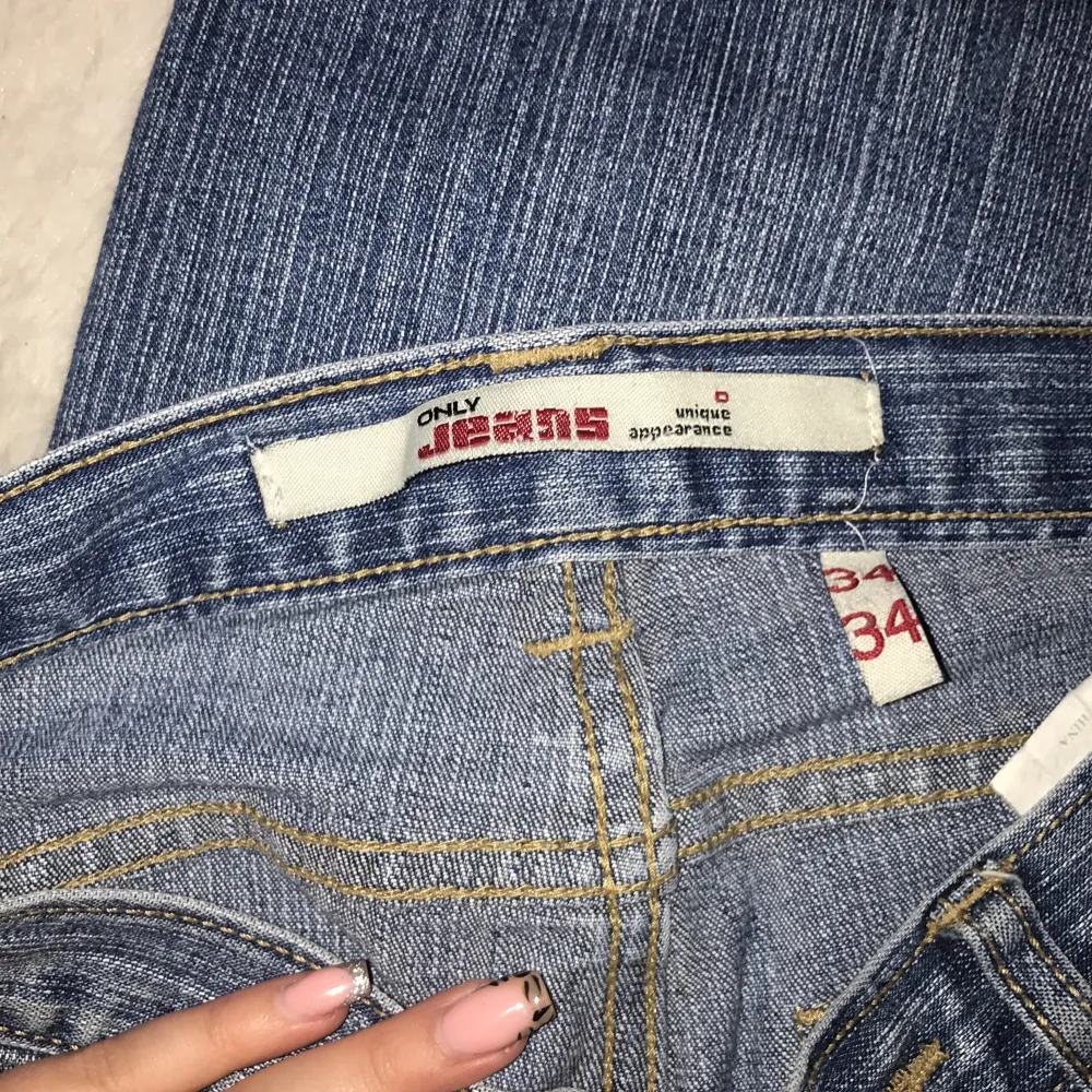 Säljer ett par klassiska blå jeans från ONLY Jeans i storlek 34. De har en straight passform och är i bra skick. Perfekta för vardagsbruk med en snygg tvätt och bekväm passform. Passar till alla tillfällen! Säljer för att de är for stora💗. Jeans & Byxor.