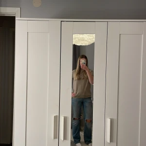 Beige kortärmad tröja från Lindex - Säljer en snygg beige kortärmad tröja från Lindex i storlek S. Perfekt för vår och sommar, med en normal passform och mjukt material. Passar både till vardags och lite finare tillfällen. 🌟