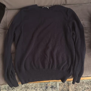 Mörkblå cashmeretröja - Säljer en stilren mörkblå cashmere tröja i bra skick. Perfekt för både höst och vinter med sin mysiga och varma känsla.  100% CASHMERE (pris kan diskuteras!!!!)