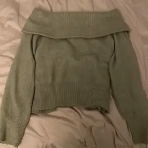 Säljer en superfin beige offshoulder tröja från H&M. Den är stickad och har en mysig, loose passform. Perfekt för höst och vinter när du vill vara både stilren och bekväm. Tröjan är köpt från Plick tidigare men ändå bra skick!🌟Obs! Den är ganska stor i storleken så passar också M🔥