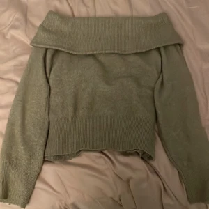 Beige offshoulder tröja från H&M - Säljer en superfin beige offshoulder tröja från H&M. Den är stickad och har en mysig, loose passform. Perfekt för höst och vinter när du vill vara både stilren och bekväm. Tröjan är köpt från Plick tidigare men ändå bra skick!🌟Obs! Den är ganska stor i storleken så passar också M🔥