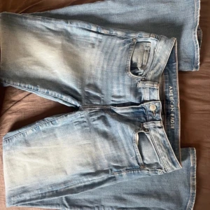 Bootcut jeans från American Eagle - Säljer ett par jätte snygga ljusblå jeans från American Eagle i bra skick!!💘 