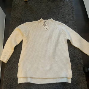 Vit stickad tröja - Säljer en supermysig vit stickad tröja i nytt skick. Den är ifrån bik bok i storlek S med prislapp kvar. Världens mysigaste snyggaste tröja. Ett måste att ha i garderoben! Nypris 499 mitt pris 400. 