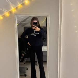 Sweatshirt - Pris 50:-, storlek S.                                    Säljer en marinblå sweatshirt med texten 'New York 1664' på bröstet. Tröjan är i bra skick och perfekt för en casual look. Den har långa ärmar och en normal passform. 