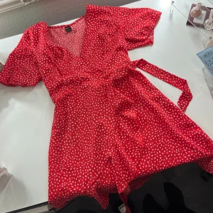 Röd miniklänning  - Använd vid 2 tillfällen, säljes då den blivit för liten 💕Strl:34