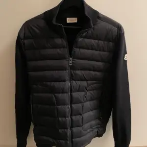 Säljer denna feta Moncler cardigan i marinblå, storlek S, skick 10/10, nästintill oanvänd, och pris kan diskuteras vid snabb affär! Inga byten eller returer. 