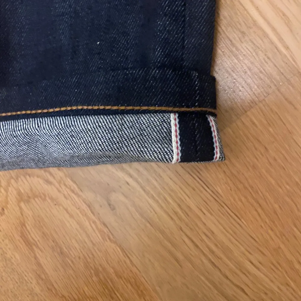 Säljer ett par snygga mörkblå selvedge denim jeans i nytt skick. De har en klassisk slim passform och är tillverkade i raw denim. Jeansen har en knappgylf och traditionella fem fickor. De är nya, endast provade (då jag insåg att de inte passade) och inte tvättade, så indigon är kvar. Jeans & Byxor.