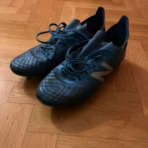  fotbollsskor från New Balance - Har slutat på fotboll så säljer dessa. Vid snabb och smidig affär kan jag gå ner 100kr